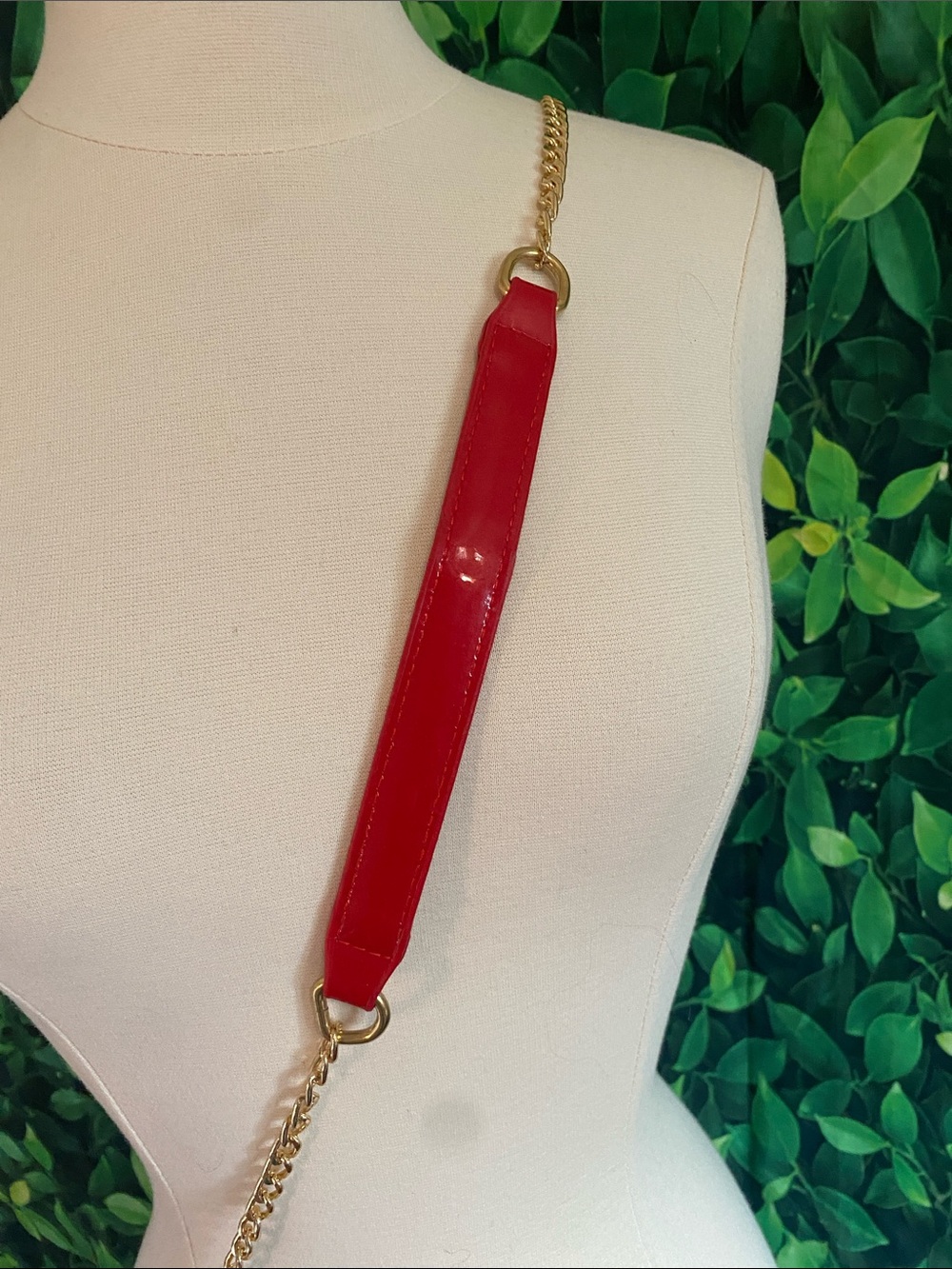 Glossy Red Lip Crossbody Bag with Gold Chain Strap - Picture 3 of 6
